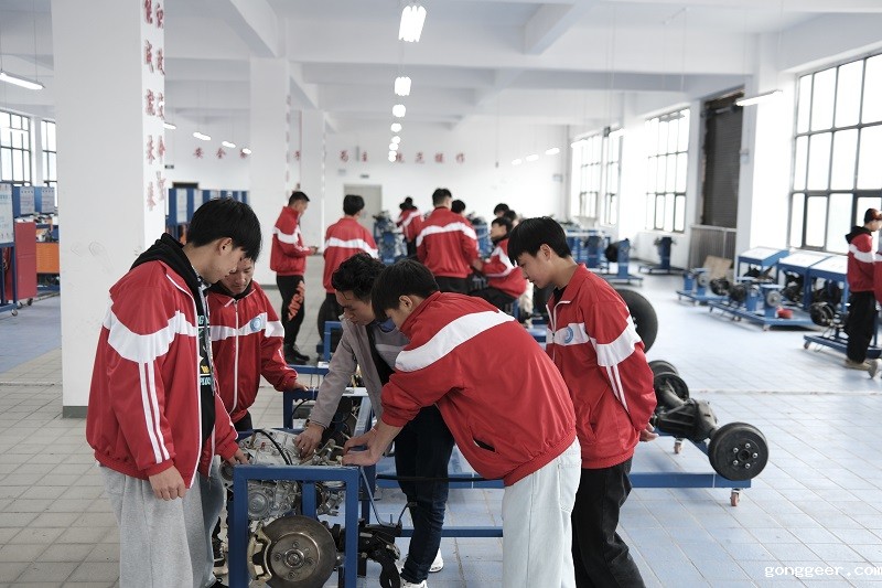 汽修专业学生上课现场